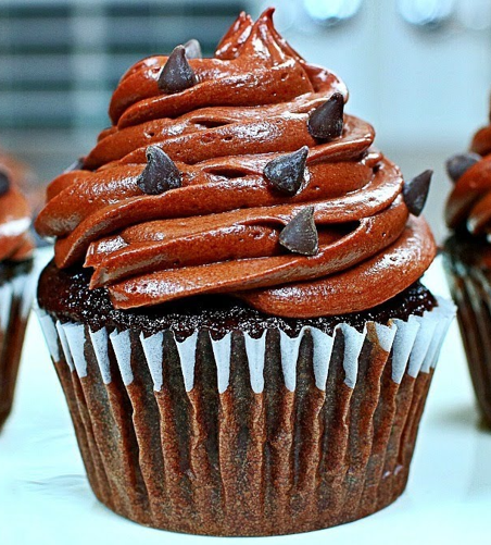 SUPER MOIST Chocolate Cupcakes Recipe