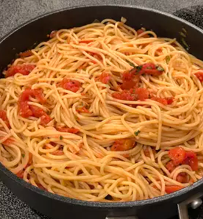 EASY Tomato and Garlic Pasta